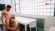 Er bestellt einen Escort ins Büro — Ethan Chase & James Fox