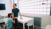 Er bestellt einen Escort ins Büro — Ethan Chase & James Fox