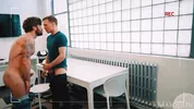 Er bestellt einen Escort ins Büro — Ethan Chase & James Fox