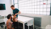 Er bestellt einen Escort ins Büro — Ethan Chase & James Fox