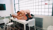 Er bestellt einen Escort ins Büro — Ethan Chase & James Fox
