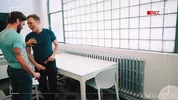 Er bestellt einen Escort ins Büro — Ethan Chase & James Fox