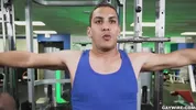 Aaron le coach entraîne sa bite à la salle de muscu