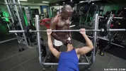 Aaron le coach entraîne sa bite à la salle de muscu