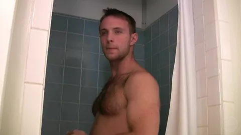 Joey — esibizionista nel magazzino