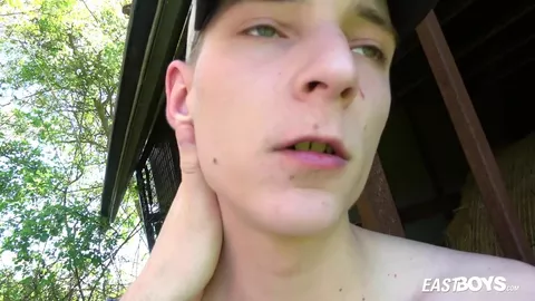 Jeune mec se fait branler