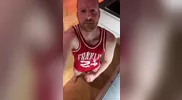 Tim Kruger: Omelette au sperme avec un verre de vin rouge