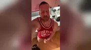 Tim Kruger: Omelette au sperme avec un verre de vin rouge