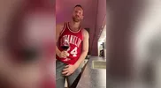 Tim Kruger: Omelette au sperme avec un verre de vin rouge