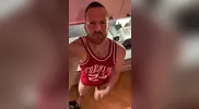 Tim Kruger: Omelette au sperme avec un verre de vin rouge