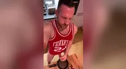 Tim Kruger: Omelette au sperme avec un verre de vin rouge