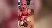 Tim Kruger: Omelette au sperme avec un verre de vin rouge
