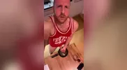 Tim Kruger: Omelette au sperme avec un verre de vin rouge