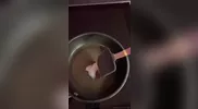 Tim Kruger: Omelette au sperme avec un verre de vin rouge
