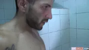 Liam & Faisul – Sous la douche