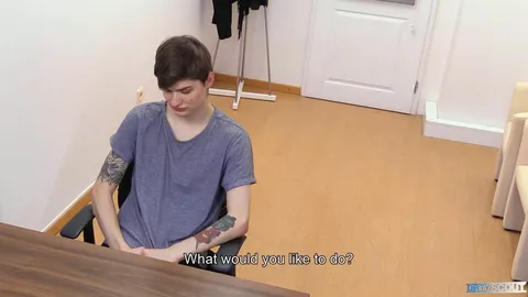 Woker Typ wird beim Vorstellungsgespräch gefickt