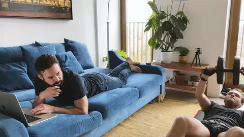 Bareback post-entraînement : sueur, odeur de bite, léchage de cul & facial