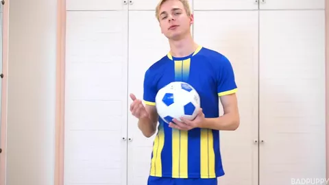 Süßer blonder junger Fußballer – Nick Starlight