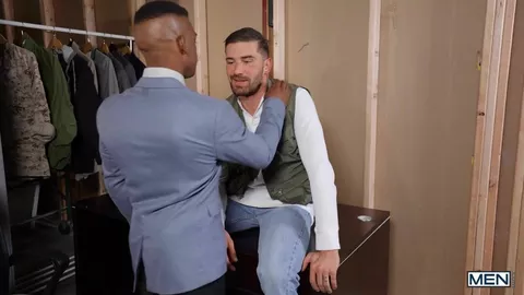 Présentateur météo baisé en direct – Adrian Hart & Chris Damned