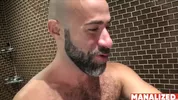 Couple d'hommes poilus baisent sous la douche – Damon Andros & Stephen Harte