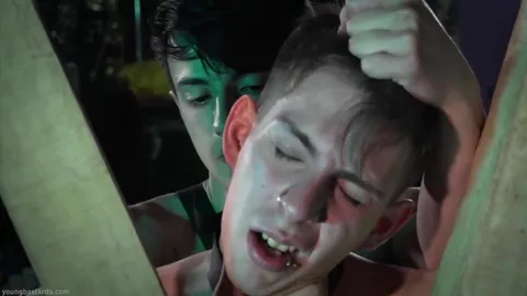 Twink atado a una cruz y f***ado — Sly Conan y Nico Butti