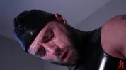 Jessie Colter kommt, während ihn eine Fuck-Maschine nimmt