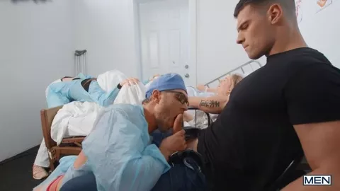 L'obstétricien suce le mec à côté de sa femme qui accouche – Alex Mecum & Malik Delgaty