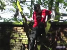 Jeune mec utilise son gode au milieu des arbres