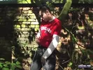 Jeune mec utilise son gode au milieu des arbres