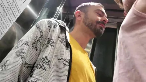 El vecino folla mejor que mi novio