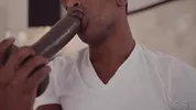 Er nimmt den Schwanz seines Mitbewohners statt des Dildos – Adrian Hart & Devin Trez