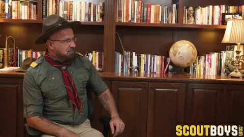 Maxx Monroe punido pelo chefe escoteiro Felix Kamp