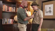 Maxx Monroe puni par le chef scout Felix Kamp