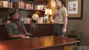 Maxx Monroe puni par le chef scout Felix Kamp
