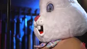 Un chaud lapin joue avec sa fuck machine