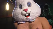Un chaud lapin joue avec sa fuck machine