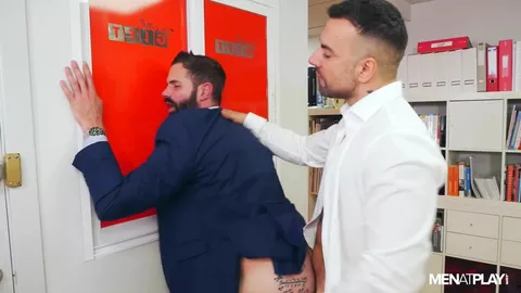 L'employé du mois se fait baiser par le patron – Dani Robles & Oliver Marinh