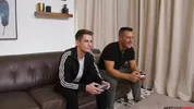 Daddy musclé défonce un gamer  – Jax Thirio & Trevor Harris