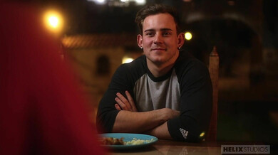 Pareja joven folla en el hotel – Josh Brady & Garrett Kinsley