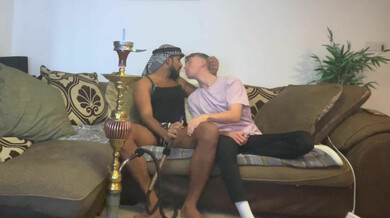 Arabe macho fume la chicha en se faisant tailler une pipe