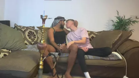 Macho-Araber raucht Shisha und bekommt einen Blowjob