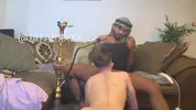 Macho-Araber raucht Shisha und bekommt einen Blowjob
