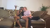 Macho-Araber raucht Shisha und bekommt einen Blowjob