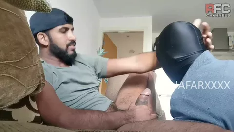 Fuß- und Schwanzverehrung bei einem machohaften Araber