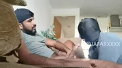 Honoration des pieds et de la bite d'un arabe macho