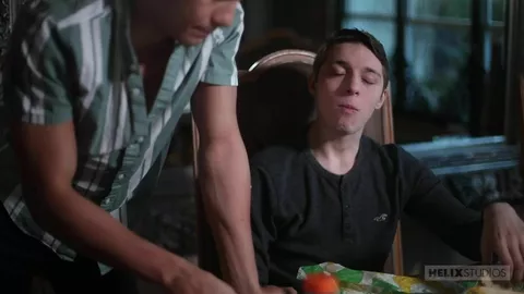 Principiante di 18 anni viene scopato — Jacob Hansen & Tyler Cortezo