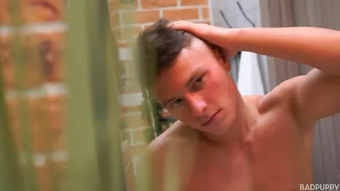 Gato se masturba na banheira – Travis Green