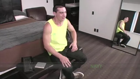 Je suce un hétéro de 18 ans contre de l'argent