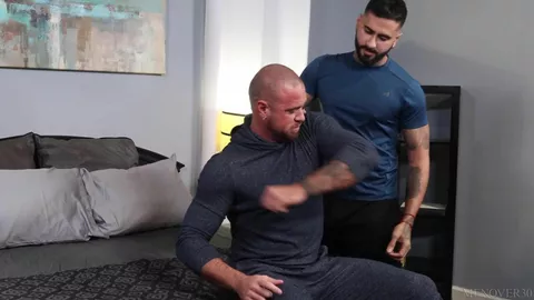 Tellement de tension à libérer entre ces deux mâles – Rikk York & Michael Roman