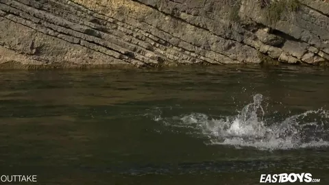 Beau gosse exhib se fait branler